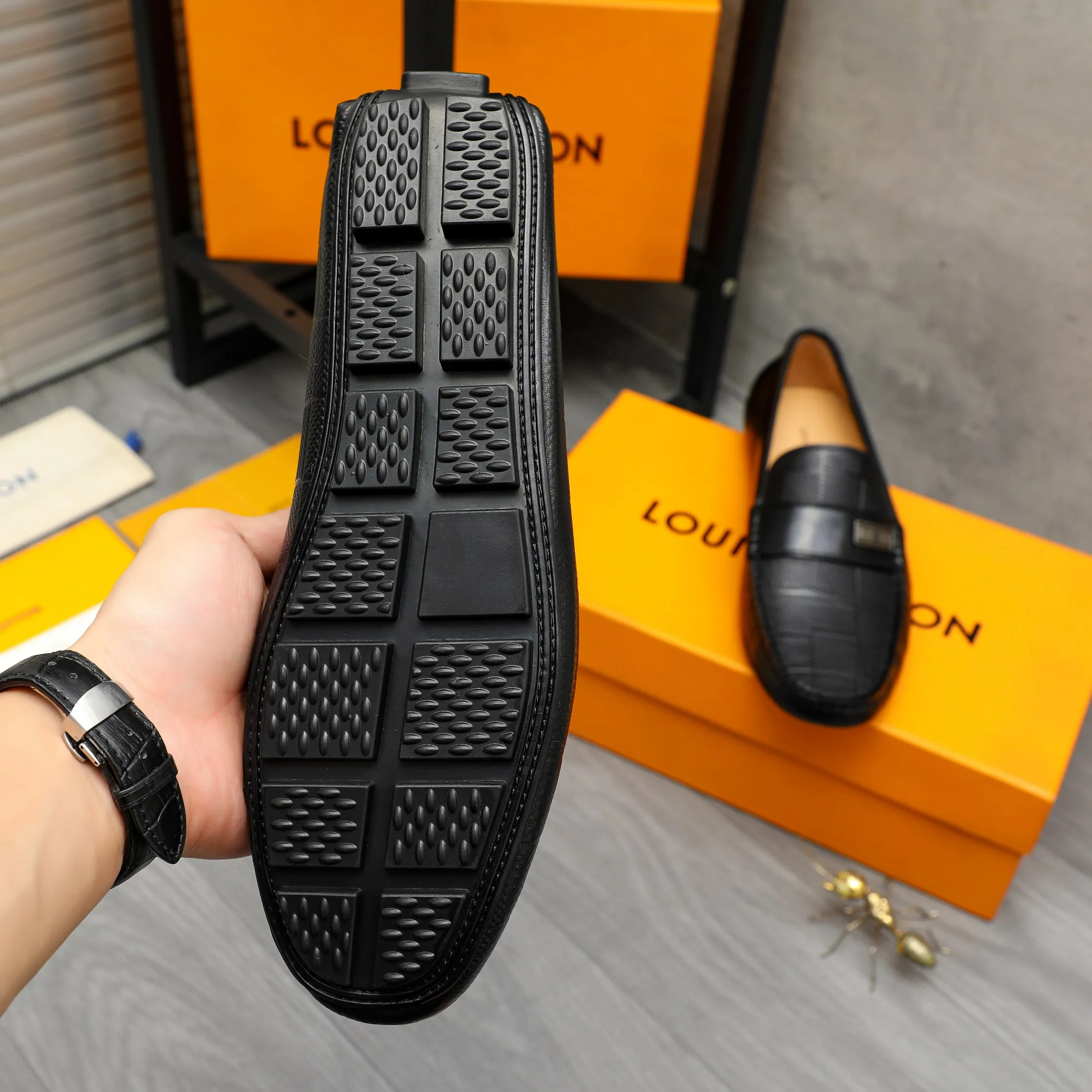 Men's shoes 💰380 Product trademark: LV "Louis Vuitton" casual slip-on shoes Regular size: 38-45 (45 is custom-made and non-returnable) Product materials: Selected embossed cowhide upper, pigskin lining, rubber outsole